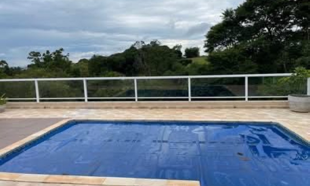 Vende-se casa com piscina 