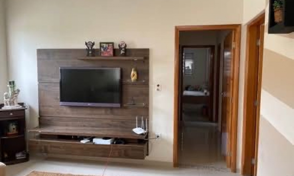 Vende-se casa com piscina 