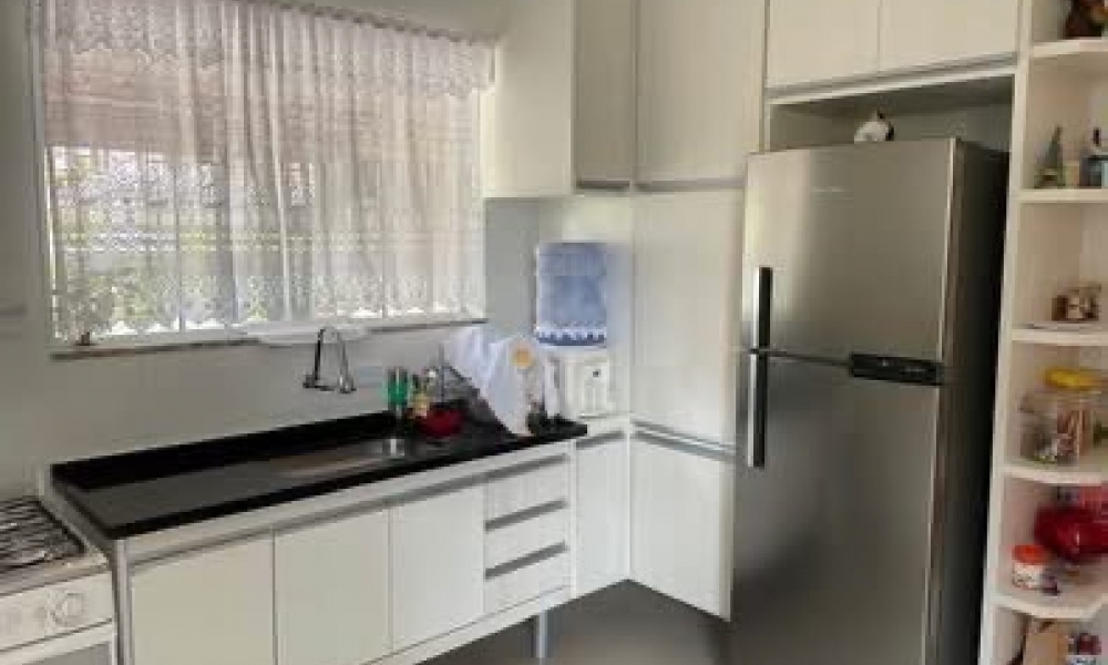 Vende-se casa com piscina 