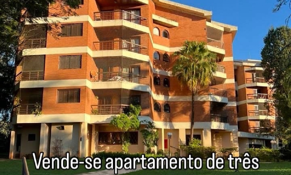 Apartamento de três dormitórios em condomínio com piscina 