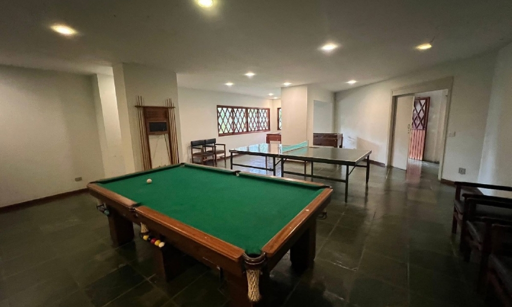 Apartamento de três dormitórios em condomínio com piscina 