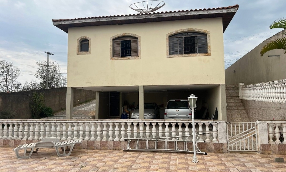 Vende-se casa em Serra Negra 