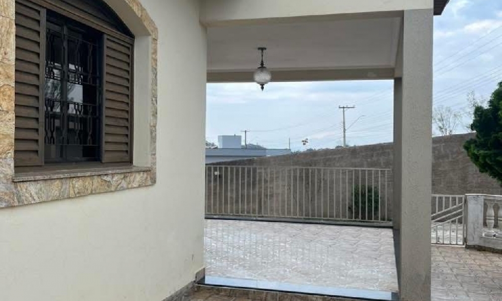 Vende-se casa em Serra Negra 