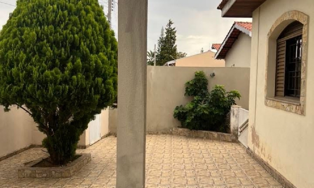 Vende-se casa em Serra Negra 