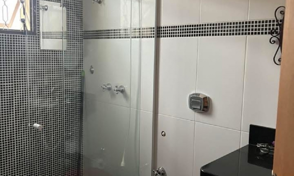 Vende-se casa em Serra Negra 