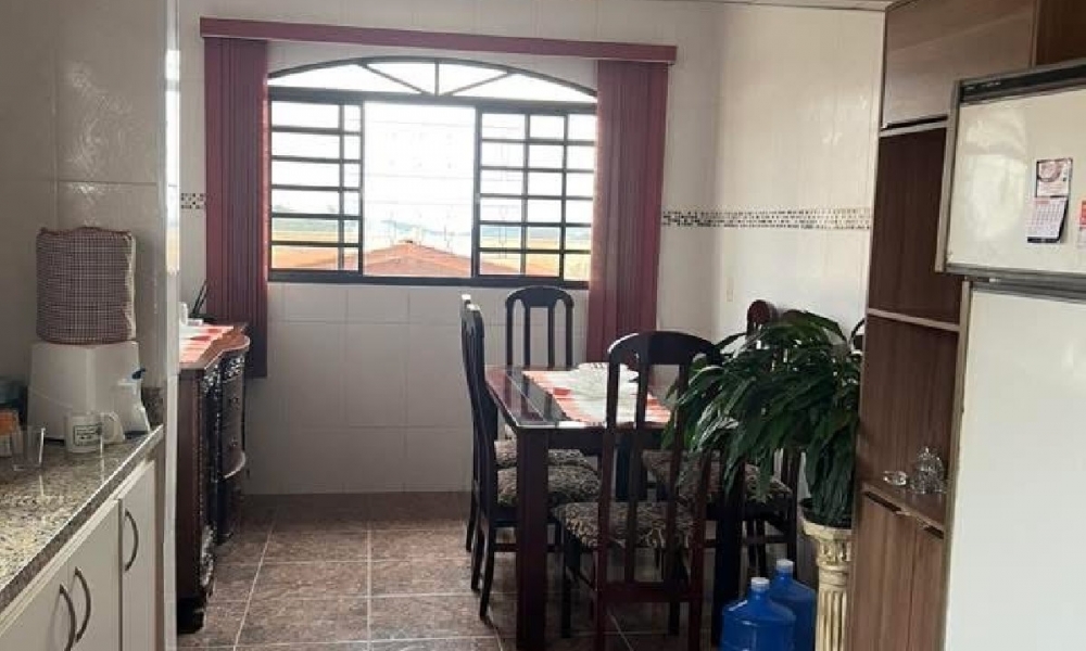 Vende-se casa em Serra Negra 