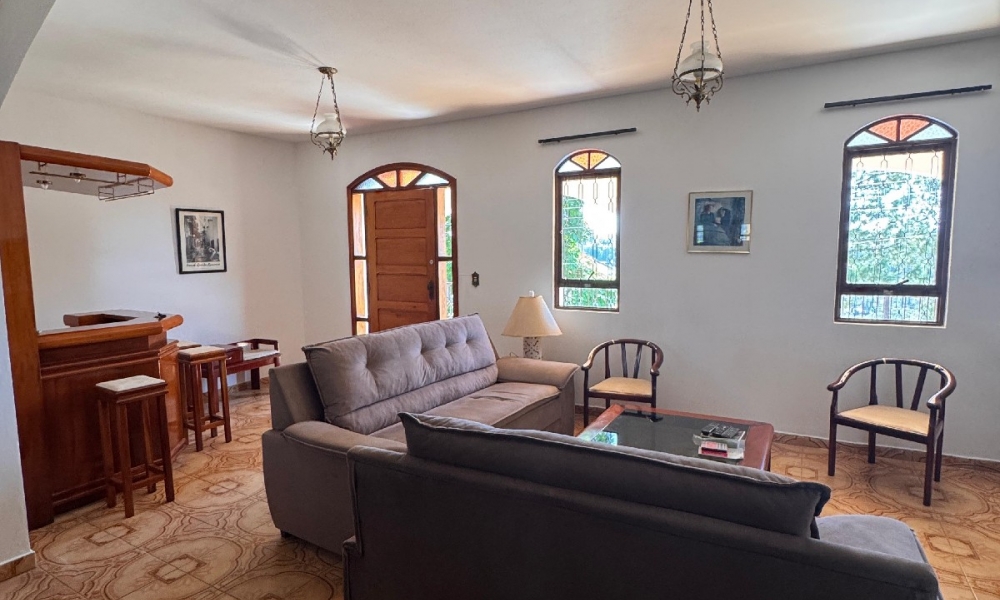 Vende-se casa com piscina 