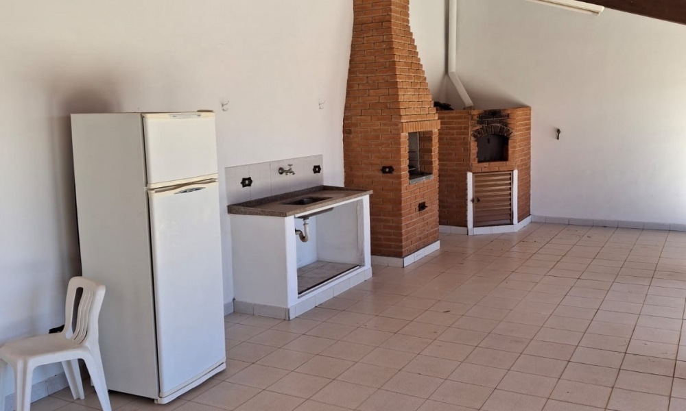 Vende-se casa com piscina 