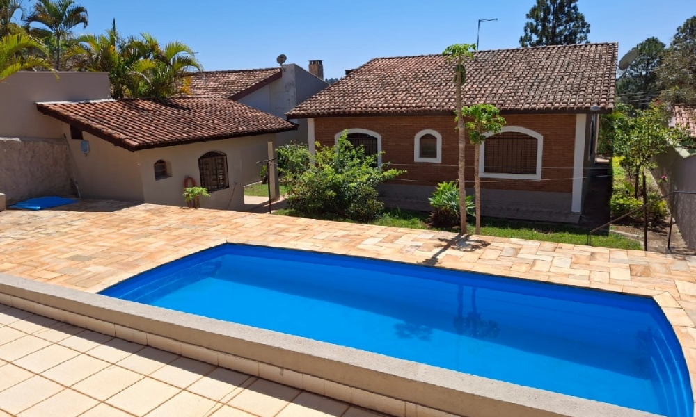 Vende-se casa com piscina 