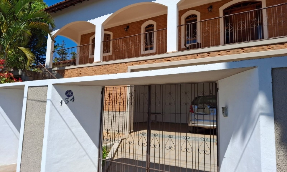 Vende-se casa com piscina 