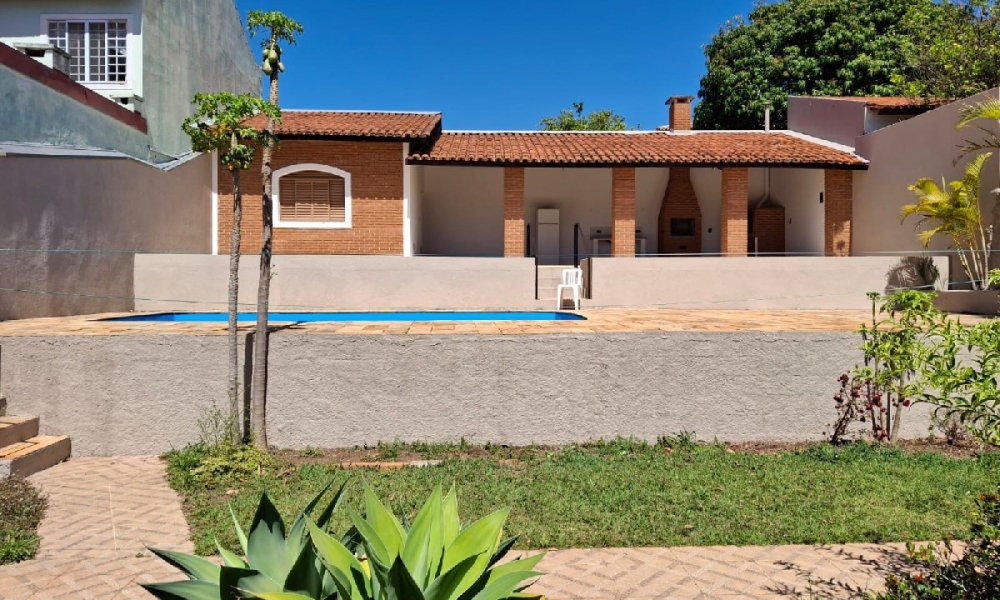 Vende-se casa com piscina 