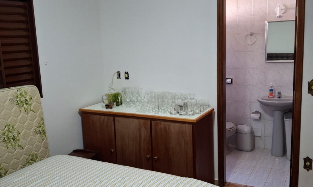 Vende-se casa com piscina 