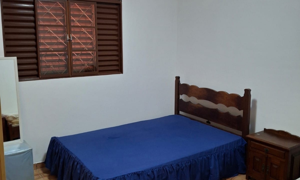 Vende-se casa com piscina 