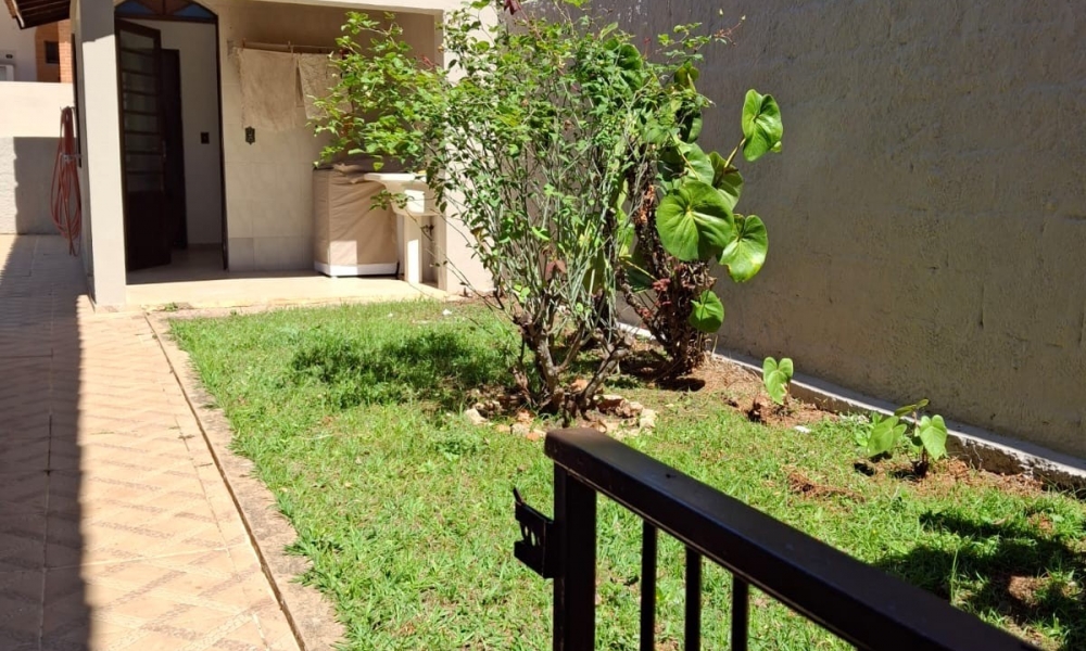 Vende-se casa com piscina 