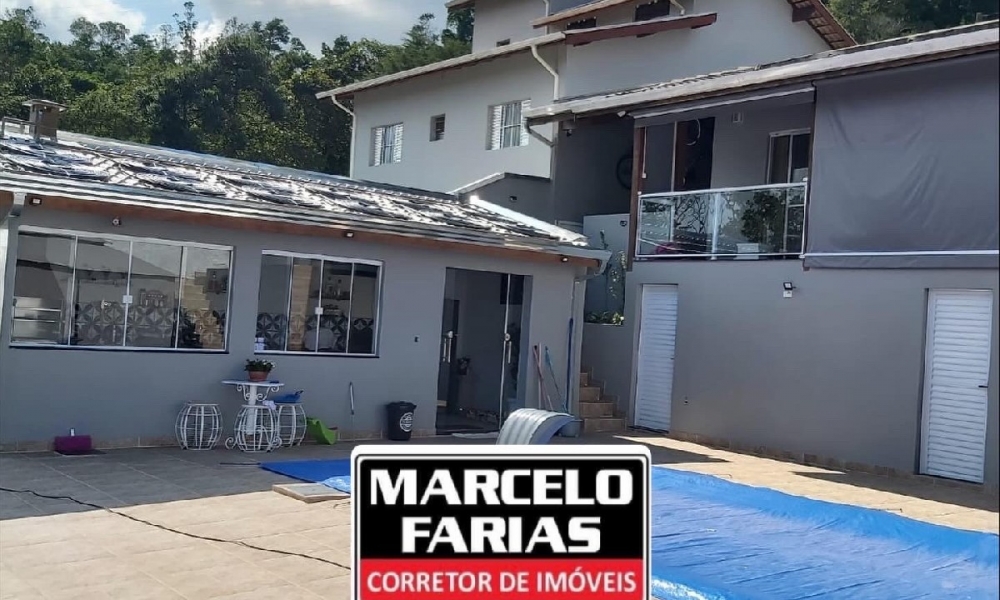 Vende-se casa com piscina 