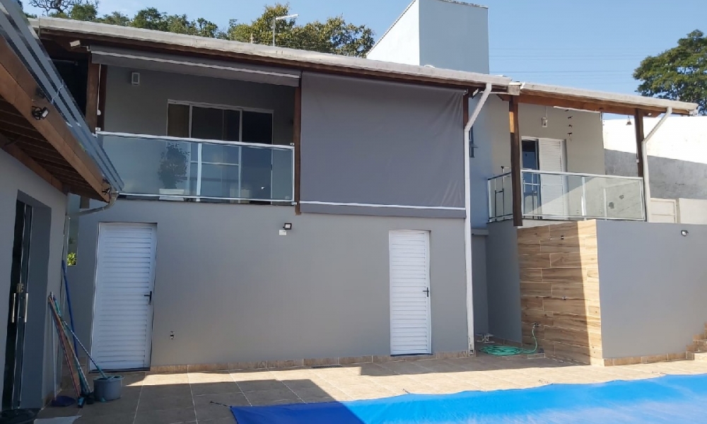 Vende-se casa com piscina 