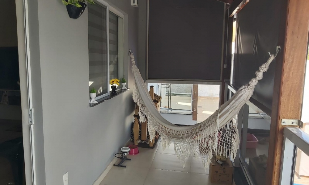 Vende-se casa com piscina 