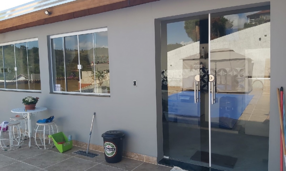 Vende-se casa com piscina 