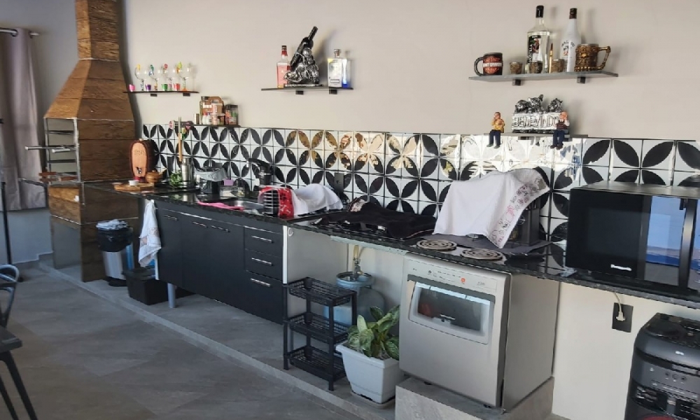 Vende-se casa com piscina 