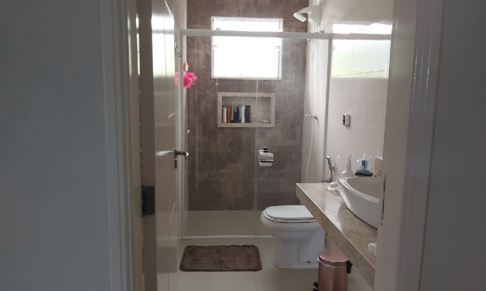 Vende-se casa com piscina 