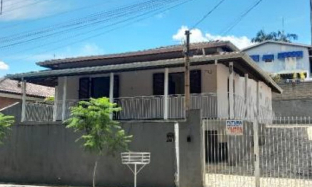 Vende-se casa de três dormitórios 