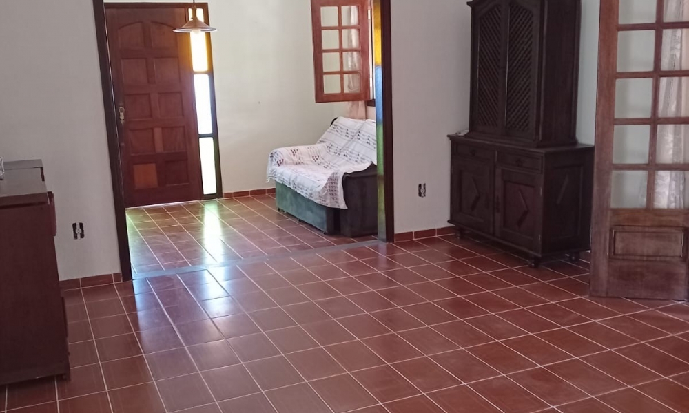 Vende-se casa de três dormitórios 