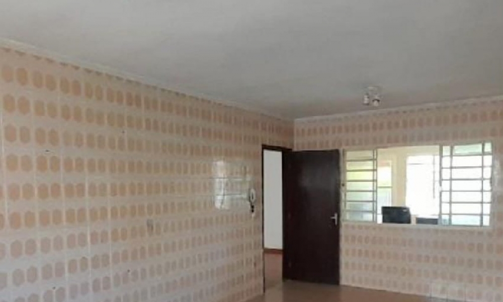 Vende-se casa de três dormitórios 