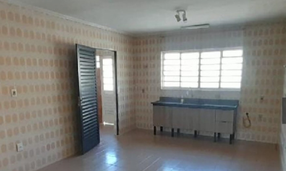 Vende-se casa de três dormitórios 