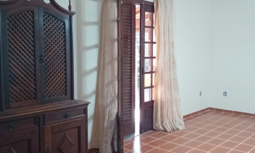 Vende-se casa de três dormitórios 