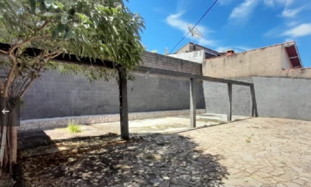 Vende-se casa de três dormitórios 