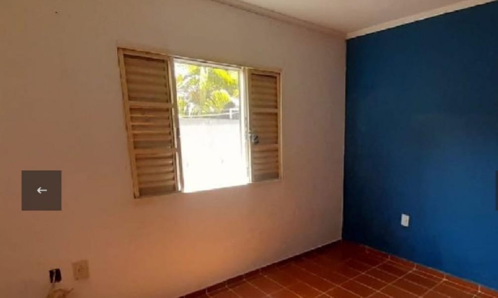Vende-se casa de três dormitórios 