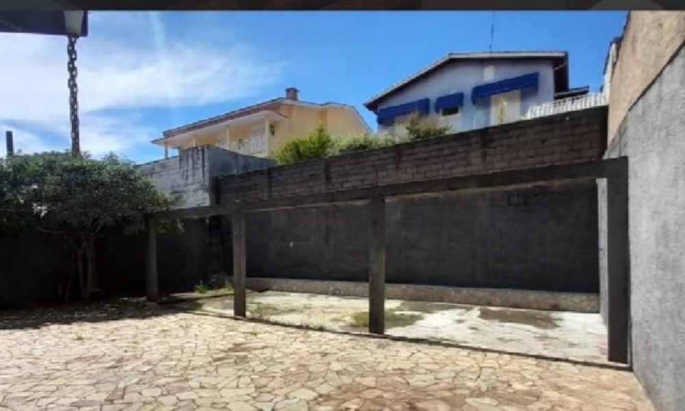 Vende-se casa de três dormitórios 