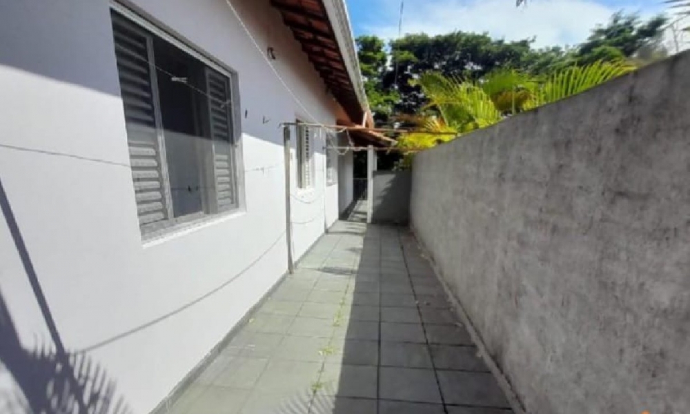 Vende-se casa de três dormitórios 