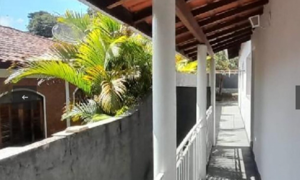 Vende-se casa de três dormitórios 