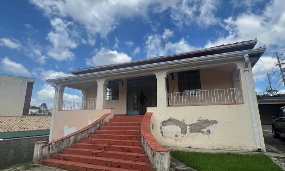 Vende-se casa em Serra Negra 