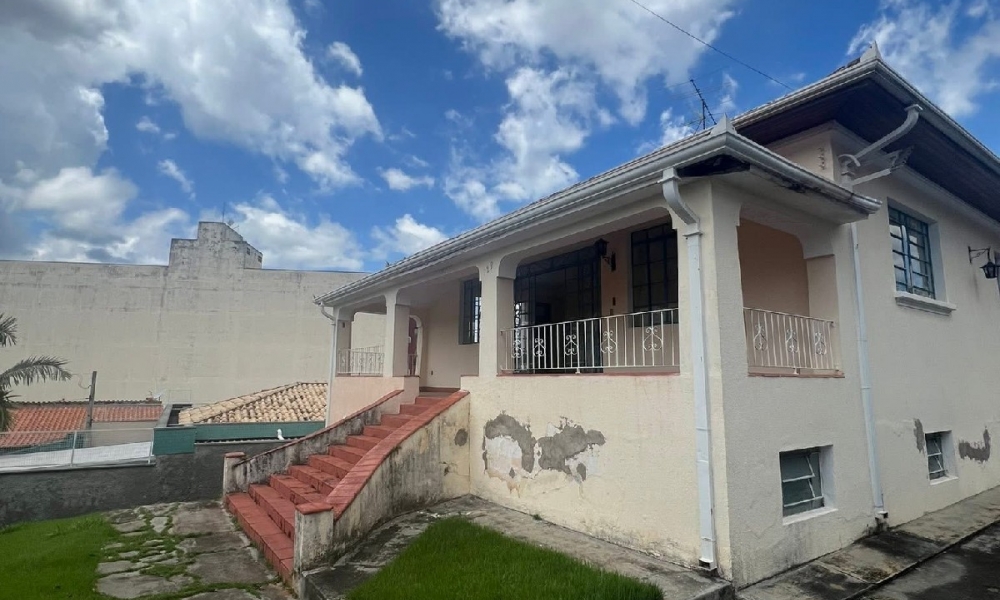 Vende-se casa em Serra Negra 