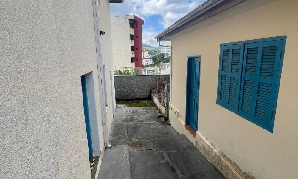 Vende-se casa em Serra Negra 