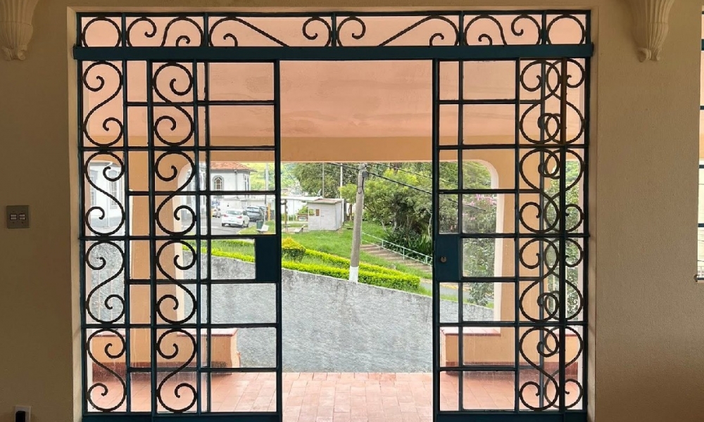 Vende-se casa em Serra Negra 