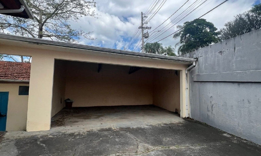 Vende-se casa em Serra Negra 