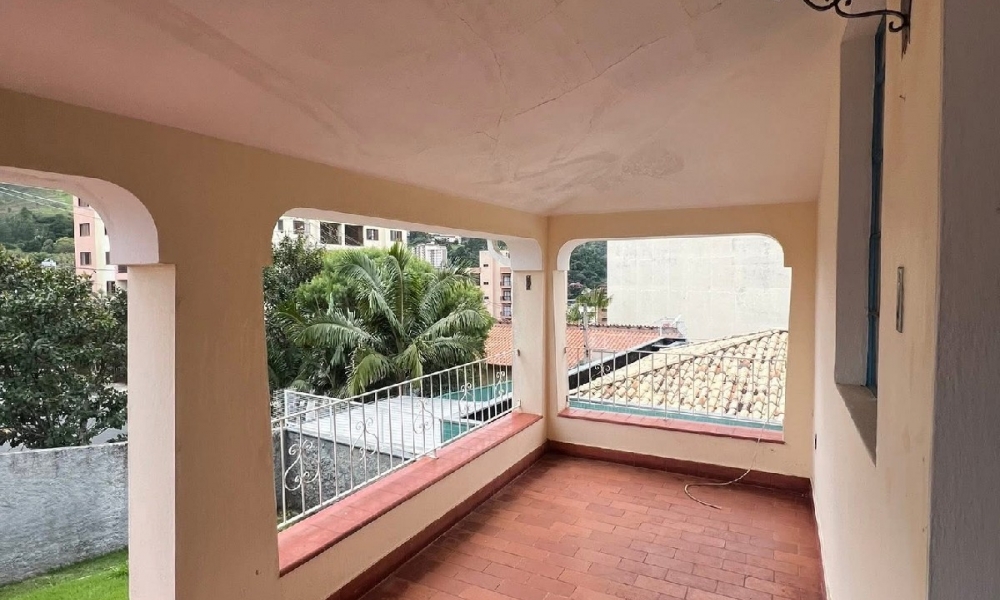 Vende-se casa em Serra Negra 
