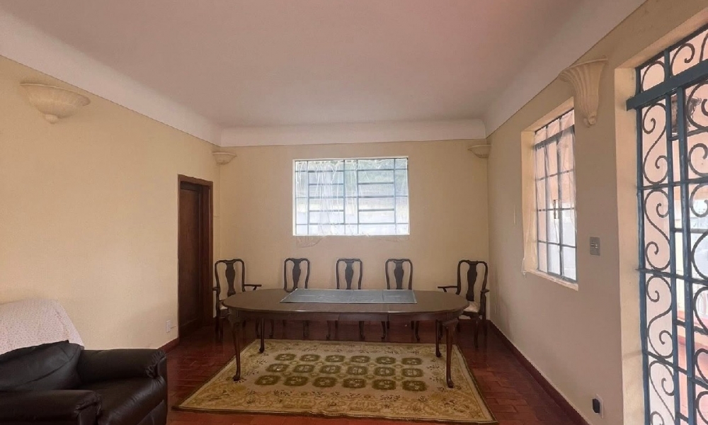 Vende-se casa em Serra Negra 