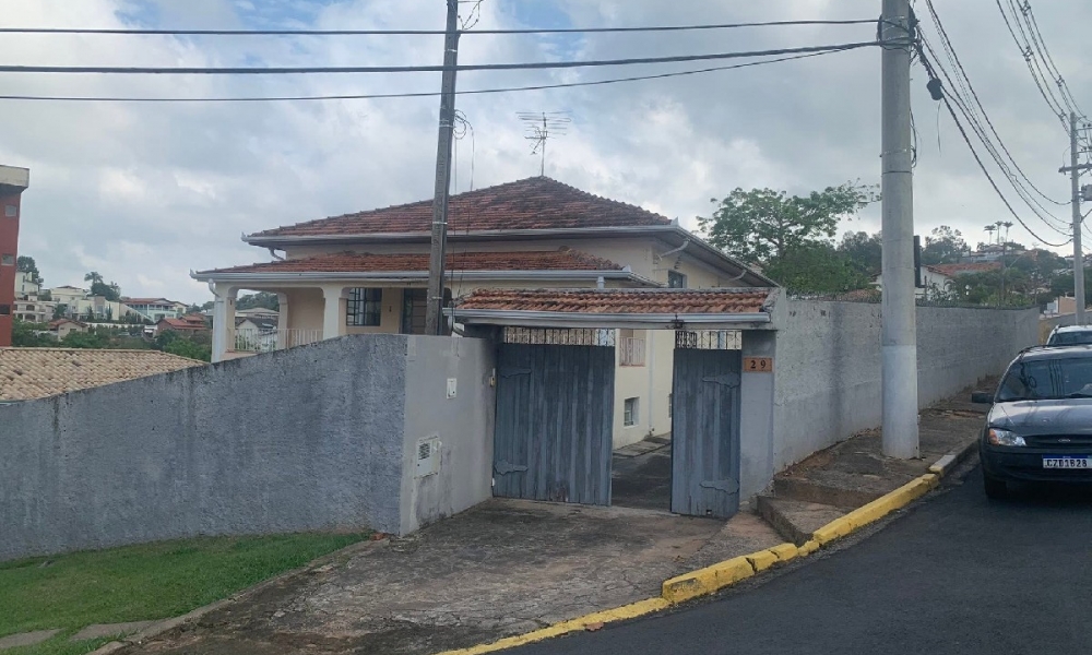 Vende-se casa em Serra Negra 