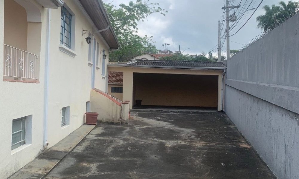 Vende-se casa em Serra Negra 