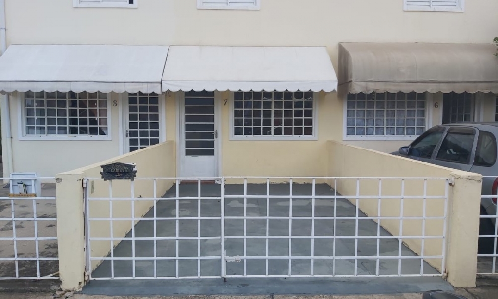  Vende-se sobrado de dois dormitórios 