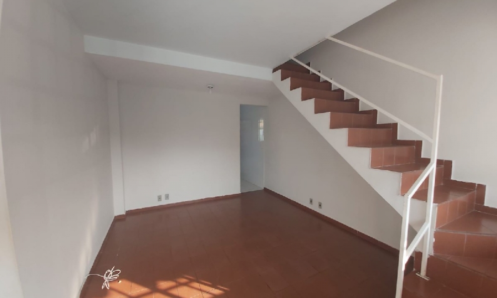  Vende-se sobrado de dois dormitórios 