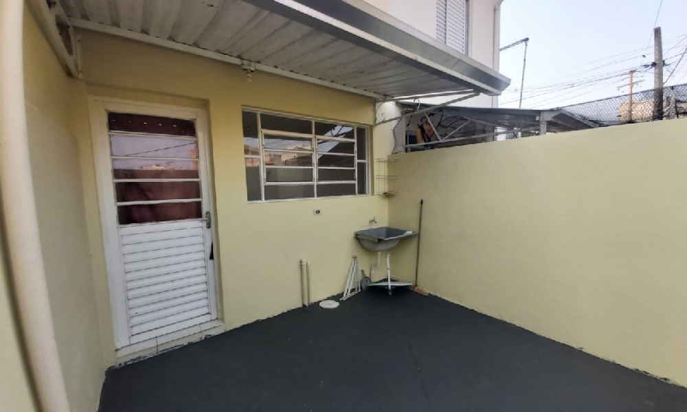  Vende-se sobrado de dois dormitórios 