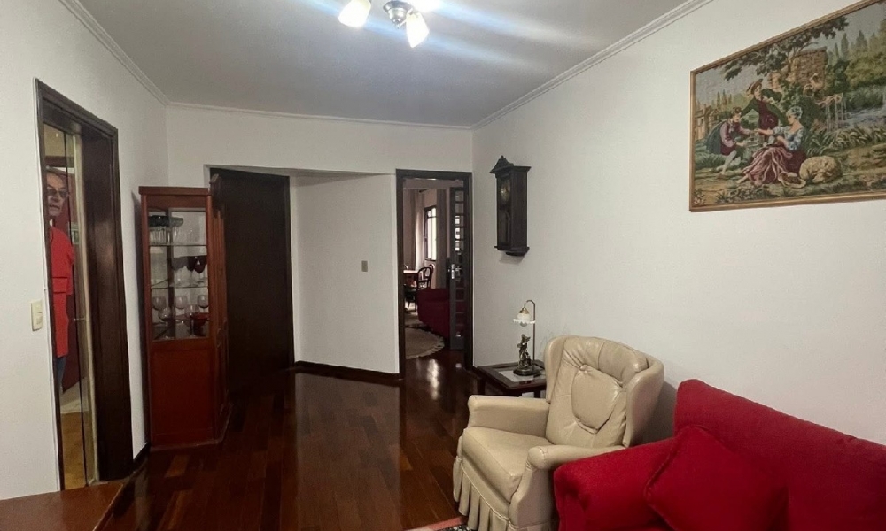 Vende-se apartamento de três dormitórios 