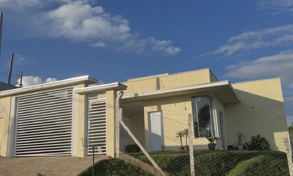 Vende-se casa em Serra Negra
