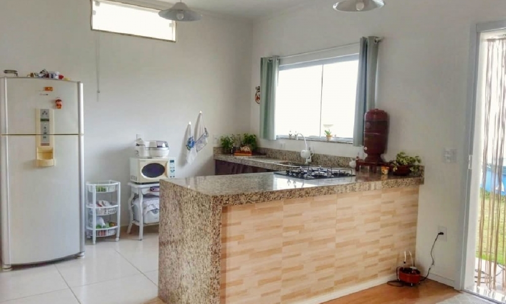 Vende-se casa em Serra Negra