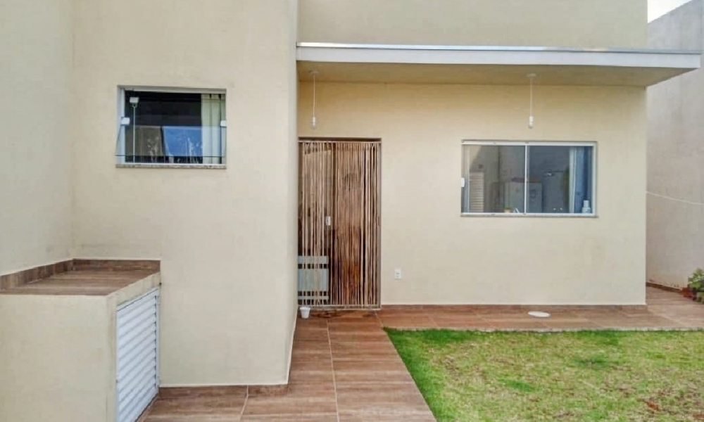 Vende-se casa em Serra Negra
